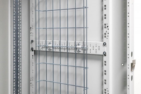 Triton 19&quot;zbh.Drahtkabelführungsrinne incl. Mont.leisten, 42/45/47 HE Tiefe 600, schwarz, für RMA-N1/RZA-N1/RTA/RYA/RDA,